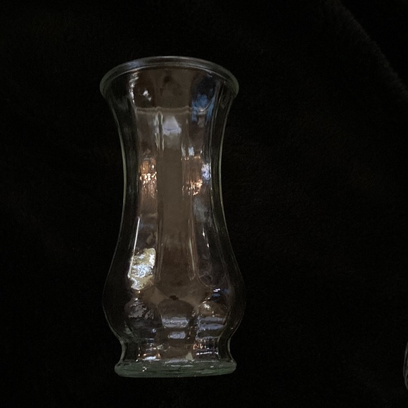 Vase of heavy pressed glass with sunburst bottom creating button look effect - Picture 2 of 4